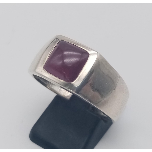 366 - A Madagascan 2ct Ruby Cabochon Gents Ring. Set in 925 Silver. Size V. 7.43g total weight.