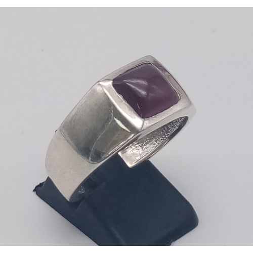 366 - A Madagascan 2ct Ruby Cabochon Gents Ring. Set in 925 Silver. Size V. 7.43g total weight.