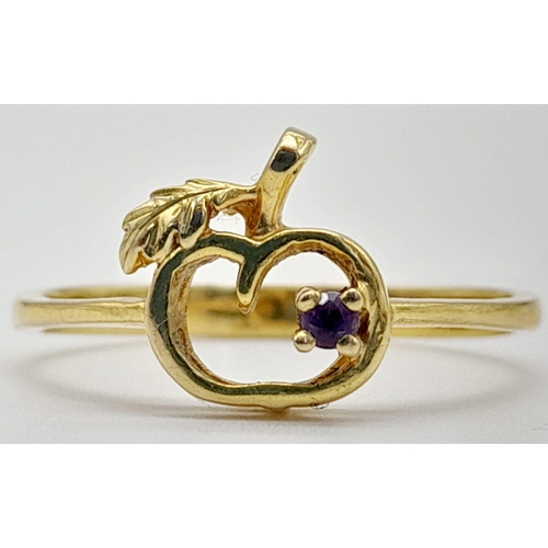 663 - A 9K Yellow Gold Apple and Amethyst Ring. Size S. 2.31g total weight.