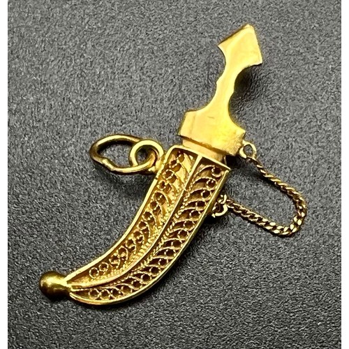 171 - 18K YELLOW GOLD VINTAGE DAGGER MIDDLE EAST PERSIAN FILIGREE PENDANT / CHARM WHICH PULLS OUT 2.9G