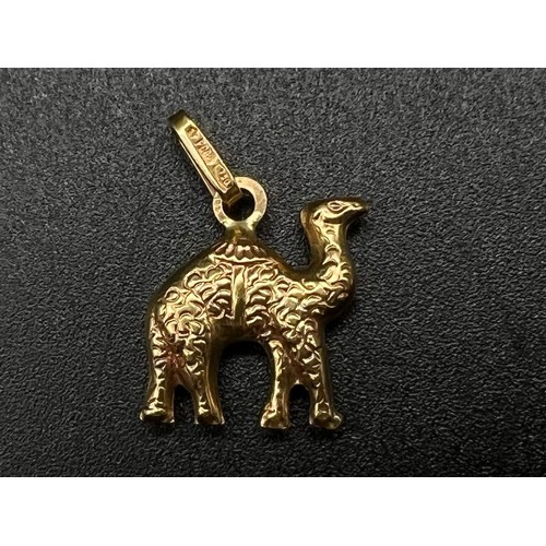 207 - 18K YELLOW GOLD CAMEL CHARM 1.8G