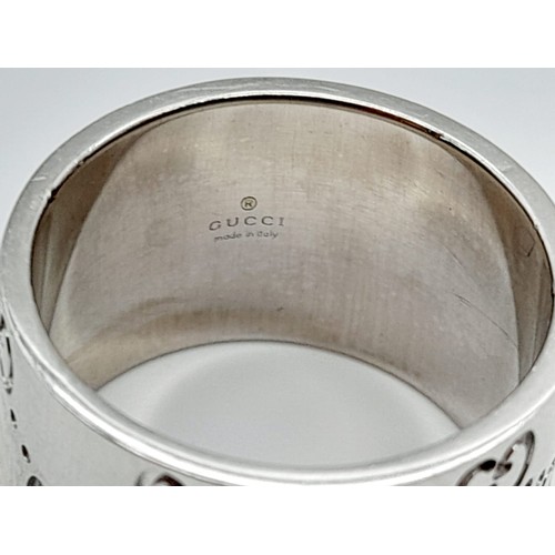 345 - A Gucci 18K White Gold Band Ring. Double G monogram decoration. Comes with a Gucci booklet. Size O 1... 