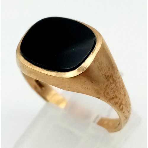 472 - A Vintage 9K Yellow Gold Onyx Gents Signet Ring. Size V. 3.78g total weight.