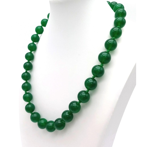 1421 - A Dark Green Chinese Jade Bead Necklace. 44cm. Beads - 12mm.