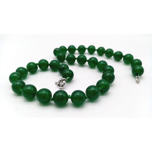 1421 - A Dark Green Chinese Jade Bead Necklace. 44cm. Beads - 12mm.