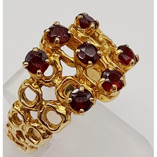 224 - A vintage, 9 K yellow gold ring with seven, excellent quality, round cut garnets. Ring size: Q, weig... 