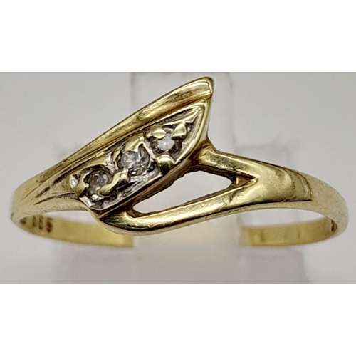 681 - A 14K White Stone Ring. Size P. 1.32g