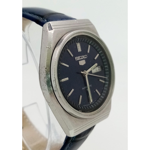 540 - A Vintage Seiko 5 Automatic Gents Watch. Blue leather strap. Stainless steel case - 36mm. Blue dial ... 