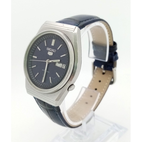 540 - A Vintage Seiko 5 Automatic Gents Watch. Blue leather strap. Stainless steel case - 36mm. Blue dial ... 