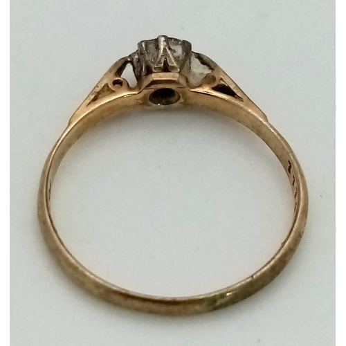 582 - A 9K Yellow Gold White Stone Ring. Size P. 1.67g total weight.