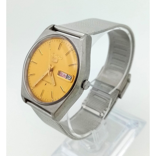 770 - A Vintage Seiko 5 Automatic Gents Watch. Stainless steel strap and case - 35mm. Yellow dial with day... 