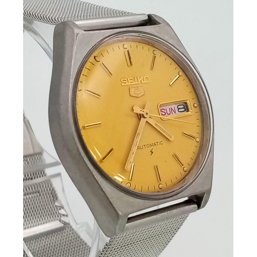 770 - A Vintage Seiko 5 Automatic Gents Watch. Stainless steel strap and case - 35mm. Yellow dial with day... 