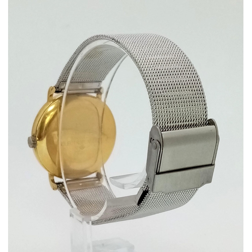 938 - A Vintage Gold Plated Raymond Weil Gents Dress Watch. Stainless steel strap. Gold plated case - 31mm... 