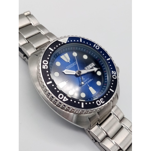 104 - A Seiko Automatic Air Divers 200M Watch. Stainless steel strap and case - 45mm. Blue dial with date/... 