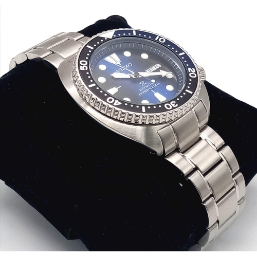 104 - A Seiko Automatic Air Divers 200M Watch. Stainless steel strap and case - 45mm. Blue dial with date/... 