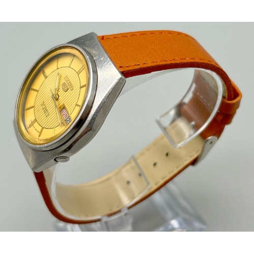 994 - A Vintage Seiko 5 Automatic 21 Jewel Gents Watch. Brown leather strap. Stainless steel case - 37mm. ... 