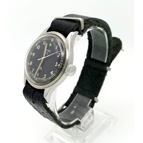 560 - A SMITHS British Army watch. 35 mm case, black dial, luminous hands and hour numbers. Leather strap.... 