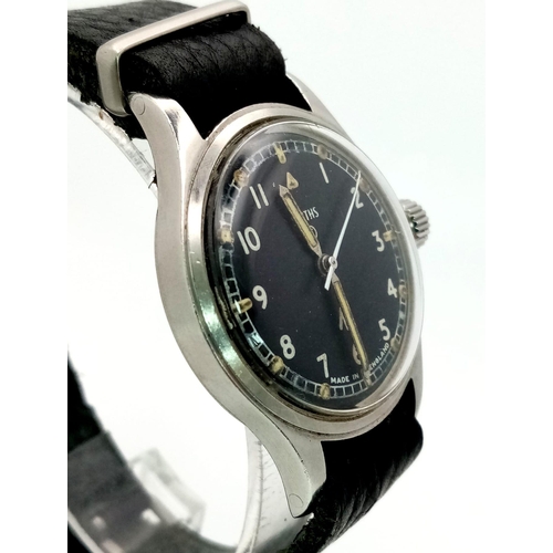 560 - A SMITHS British Army watch. 35 mm case, black dial, luminous hands and hour numbers. Leather strap.... 