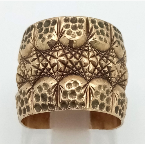 155 - A Vintage 9K Yellow Gold Band Ring with Geometric Raised decoration. Size H. 7.44g