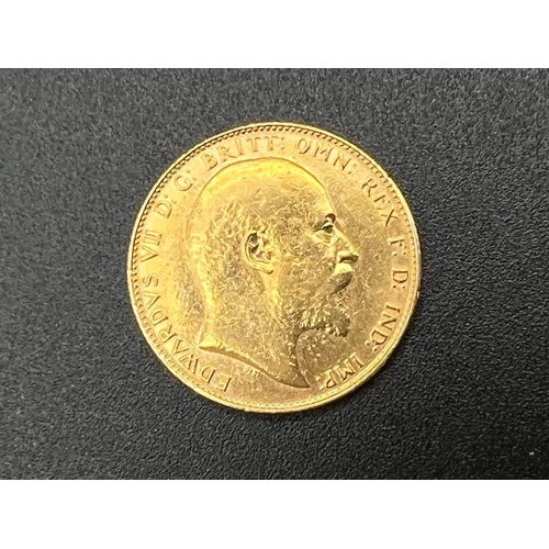 651 - A 22K Gold 1910 Edward VII Full Sovereign. 8g.