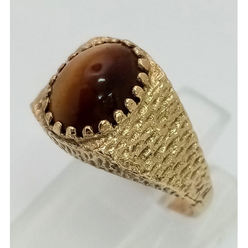 658 - A Vintage 9K Yellow Gold Tigers Eye Ring. Bark effect decoration. Size L. 2.83g total weight.