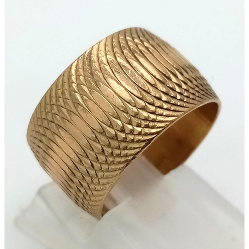 686 - A Vintage 9K Yellow Gold Band Ring. Wide with a geometric design. Size J. 5.74g