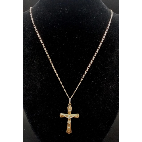 279 - Two 9 K yellow gold crosses with chain. Total weight: 6.4 g.
REF: 00004394