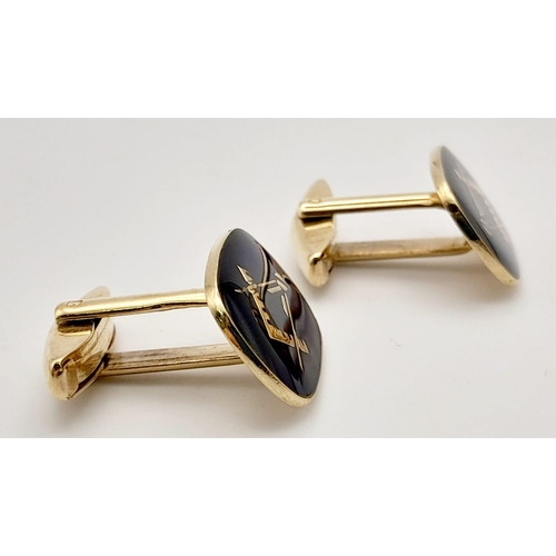 442 - A 9 K yellow gold and blue enamel Masonic pair of cufflinks. Weight: 11 g.