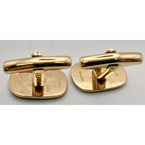 442 - A 9 K yellow gold and blue enamel Masonic pair of cufflinks. Weight: 11 g.