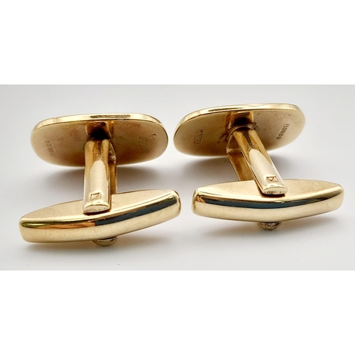 442 - A 9 K yellow gold and blue enamel Masonic pair of cufflinks. Weight: 11 g.