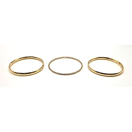 497 - An 18 K yellow gold lot consisting of two bangles with some dents and another engraved bangle. Total... 