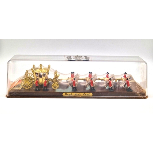 1121 - A 1977 Queens Silver Jubilee Royal State Coach Procession Model. As new, in original packaging. 38cm... 