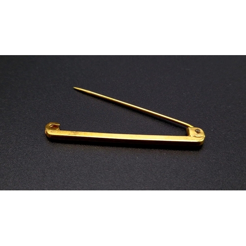 1451 - A 9K Yellow Gold Safety Pin Brooch. UK hallmark. 4cm. 0.8g