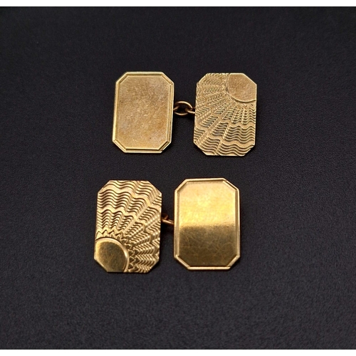 488 - A 9K Yellow Gold Pair of Vintage Cufflinks. Geometric fan-like decoration. 3.93g