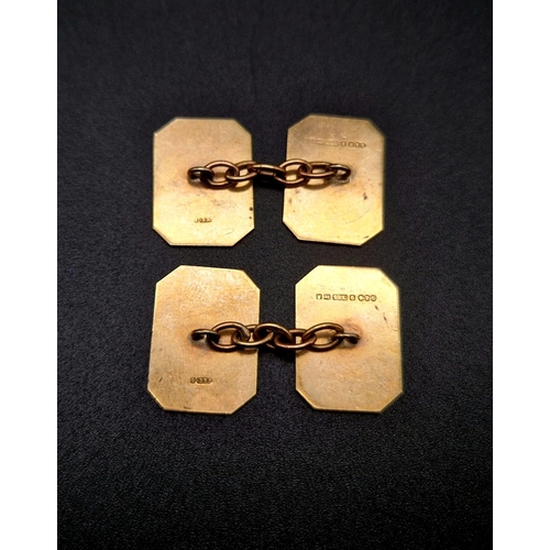 488 - A 9K Yellow Gold Pair of Vintage Cufflinks. Geometric fan-like decoration. 3.93g