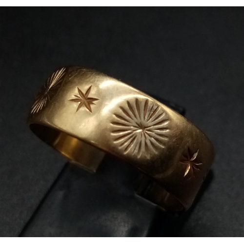 1149 - A Vintage 9K Yellow Gold Band Ring. Sun-star decoration. Size R. 3.86g