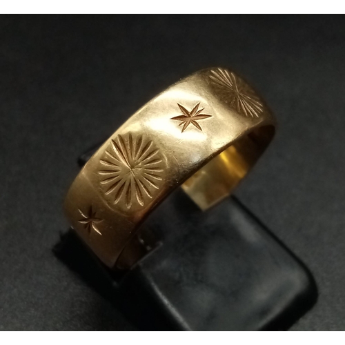 1149 - A Vintage 9K Yellow Gold Band Ring. Sun-star decoration. Size R. 3.86g