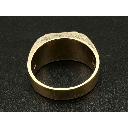 399 - A Heavy 9K Gold Signet Ring with Engraved Initials. Size W.
15.68g