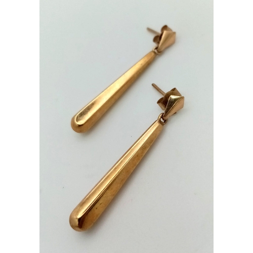 471 - A Pair of 9K Gold Stalactite-esque Drop Earrings. 2.5cm. 0.94g