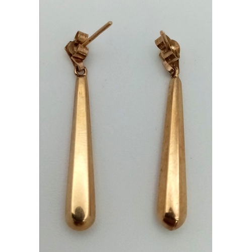 471 - A Pair of 9K Gold Stalactite-esque Drop Earrings. 2.5cm. 0.94g