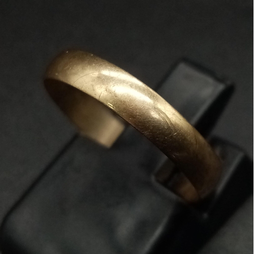 932 - A Vintage 9K Yellow Gold Band Ring. Size M. 0.87g