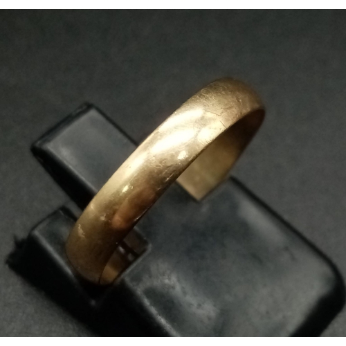 932 - A Vintage 9K Yellow Gold Band Ring. Size M. 0.87g