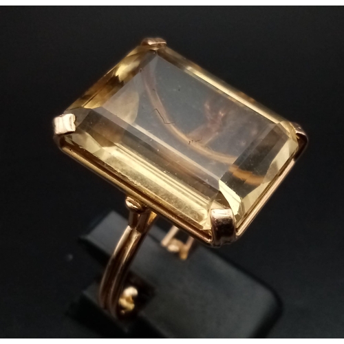 472 - A 9K Yellow Gold Lemon Quartz Ring. Large rectangular step cut 20ct stone. 9.7g total weight. Size O... 