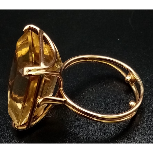 472 - A 9K Yellow Gold Lemon Quartz Ring. Large rectangular step cut 20ct stone. 9.7g total weight. Size O... 