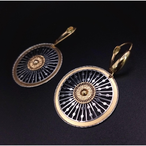 1091 - 18k 2 colour disc earrings with filigree detailing, 3.5g