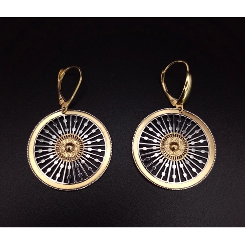 1091 - 18k 2 colour disc earrings with filigree detailing, 3.5g