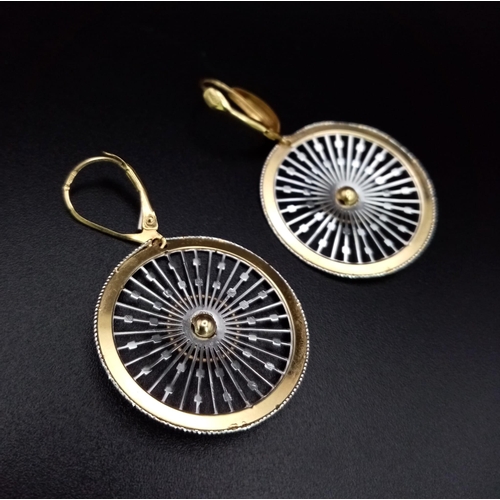 1091 - 18k 2 colour disc earrings with filigree detailing, 3.5g