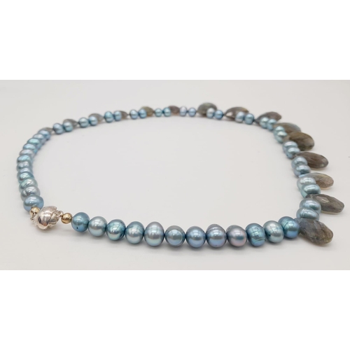 1026 - A Blue/Grey Cultured Pearl Necklace with Pear-Shaped Faceted Labradorite. Pearls - 8mm, Labradorite ... 