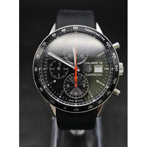 110 - A Tag Heuer Carrera Chronograph Gents Watch. Black rubber strap. Stainless steel case - 42mm. Black ... 