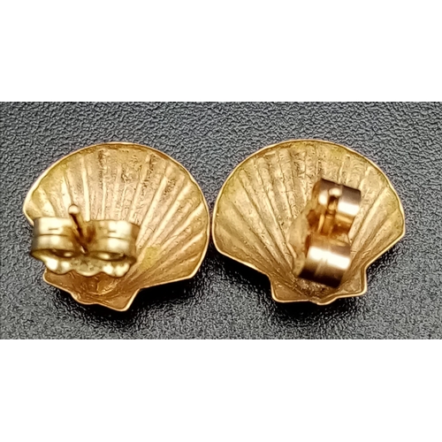 1444 - A Pair of Decorative Shell 9K Gold Earrings.